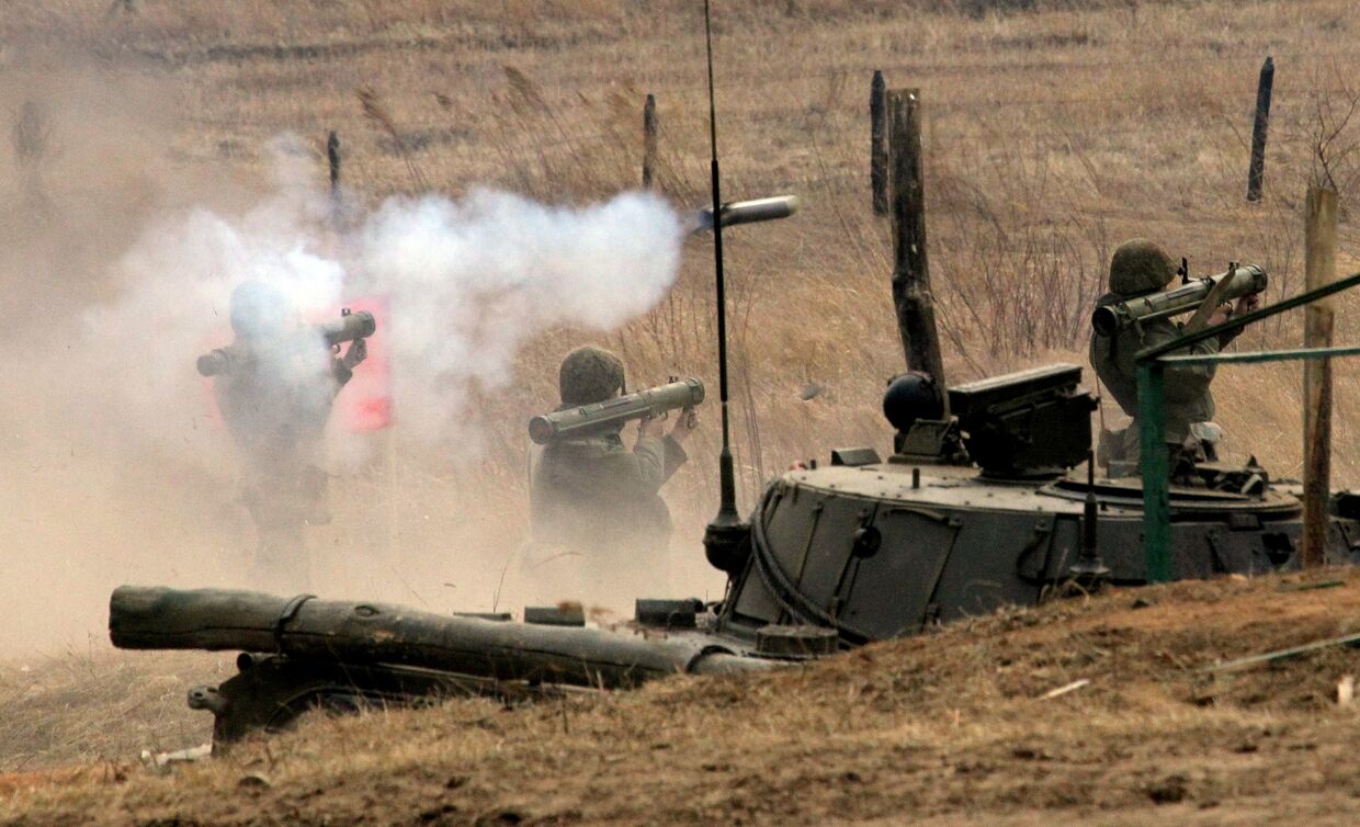 Стрельба из огнеметов Шмель во время учений бригады ВДВ РФ на Сергеевском полигоне в Приморском крае