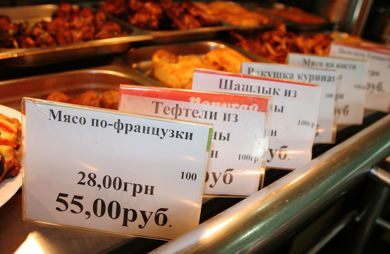 Цены в гривнах и рублях в одном из продовольственных магазинов Донецка