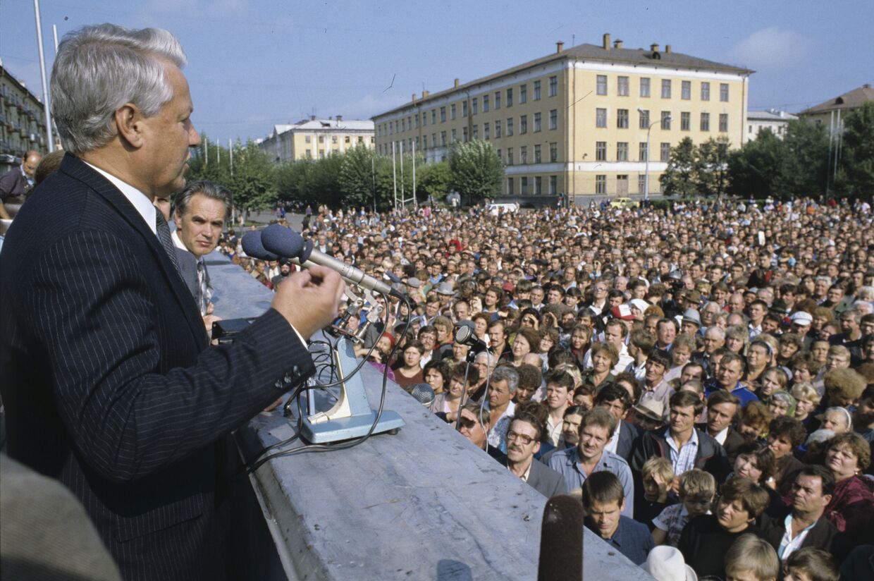 Председатель Верховного Совета РСФСР Борис Ельцин выступает перед жителями Междуреченска