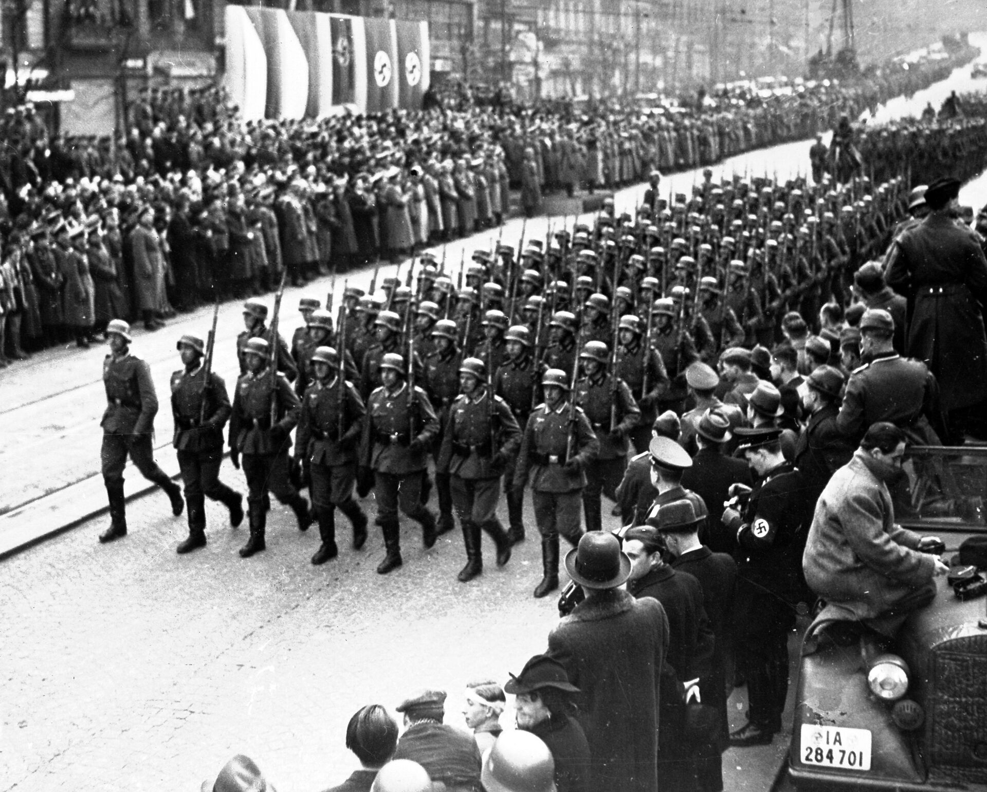 Немецкие солдаты идут по улице Праги, октябрь 1938 года - ИноСМИ, 1920, 17.01.2021