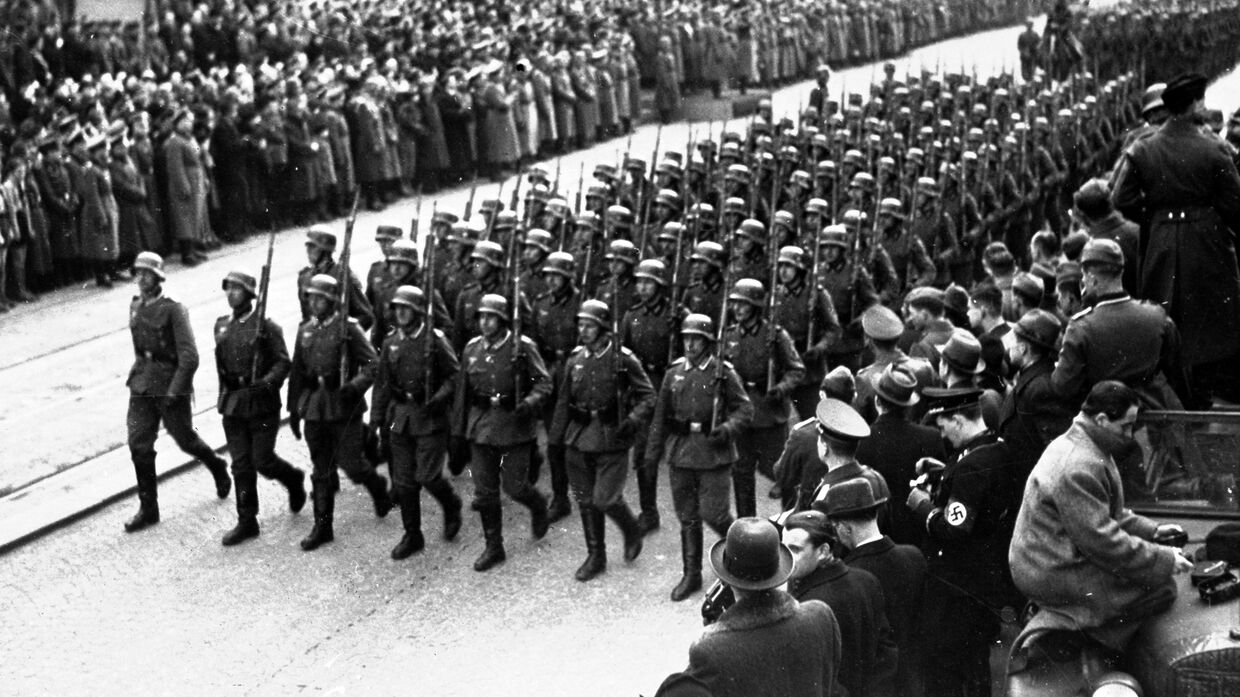 Немецкие солдаты идут по улице Праги, октябрь 1938 года