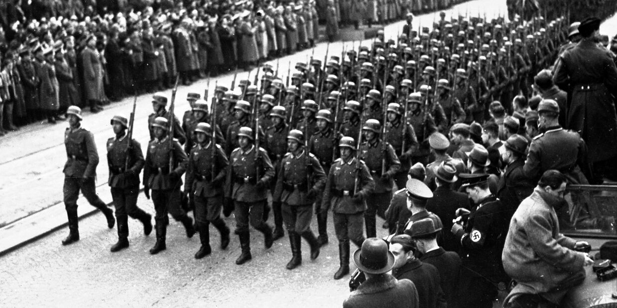 Немецкие солдаты идут по улице Праги, октябрь 1938 года