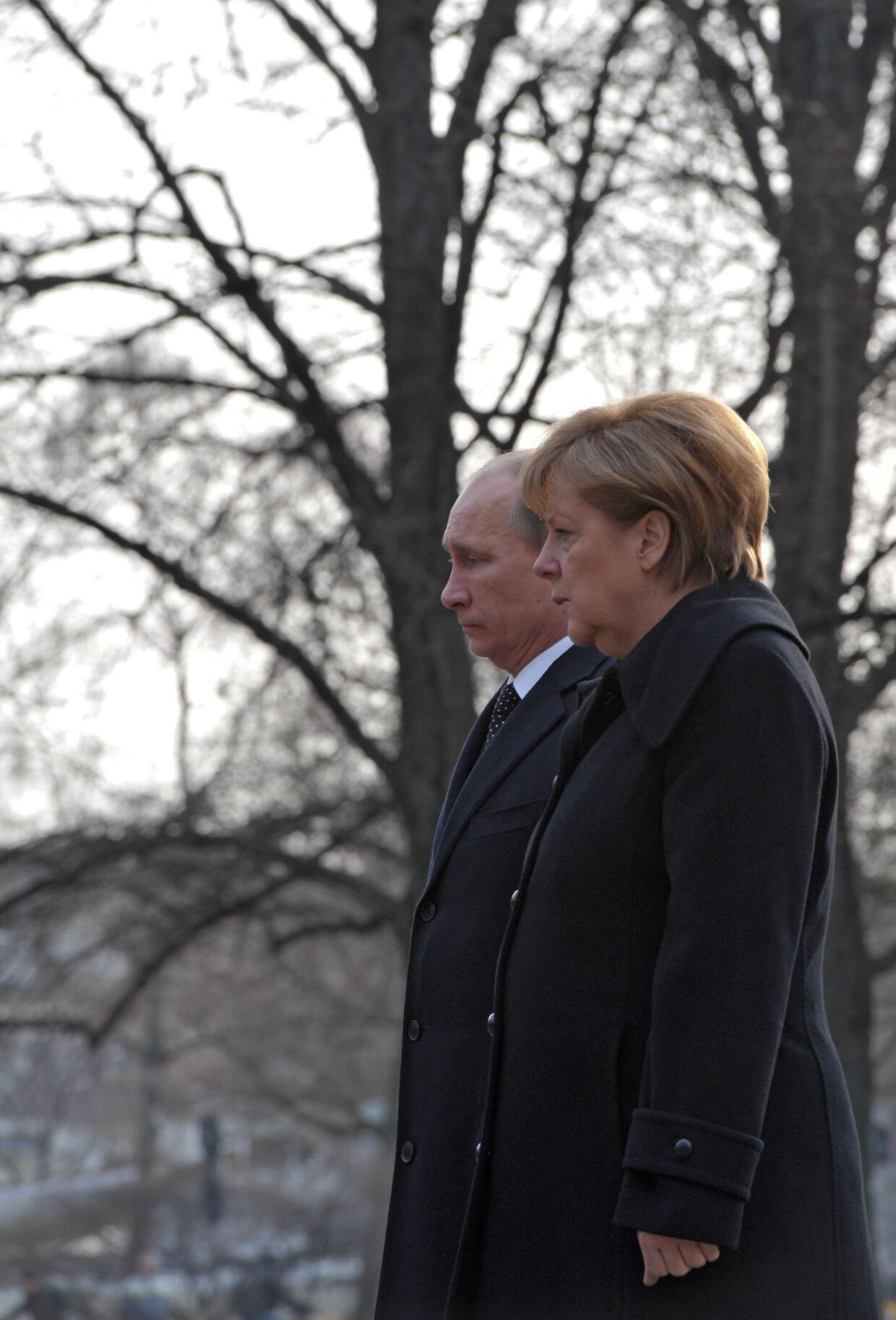 Владимир Путин и Ангела Меркель в Ганновере на церемонии возложения венка к памятнику гражданам СССР и других стран - жертвам нацистского режима 