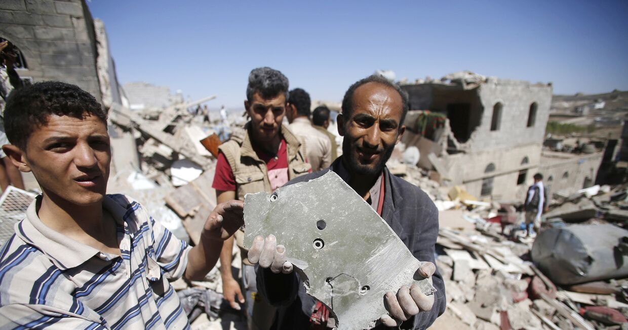 Фрагмент бомбы, найденный после авиаударов коалиции во главе с Саудовской Аравией по столице Йемена Сане