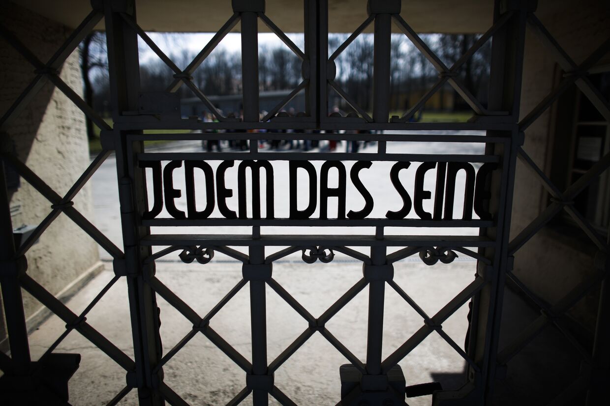 Надпись Jedem das Seine на воротах концентрационного лагеря Бухенвальд