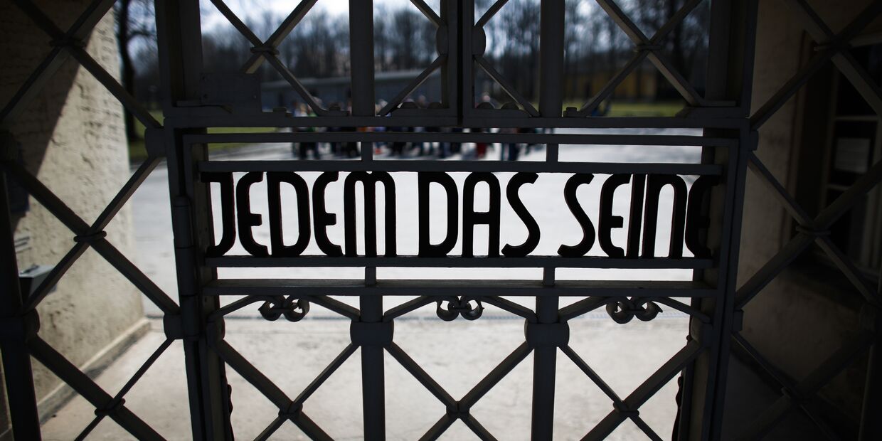 Надпись Jedem das Seine на воротах концентрационного лагеря Бухенвальд