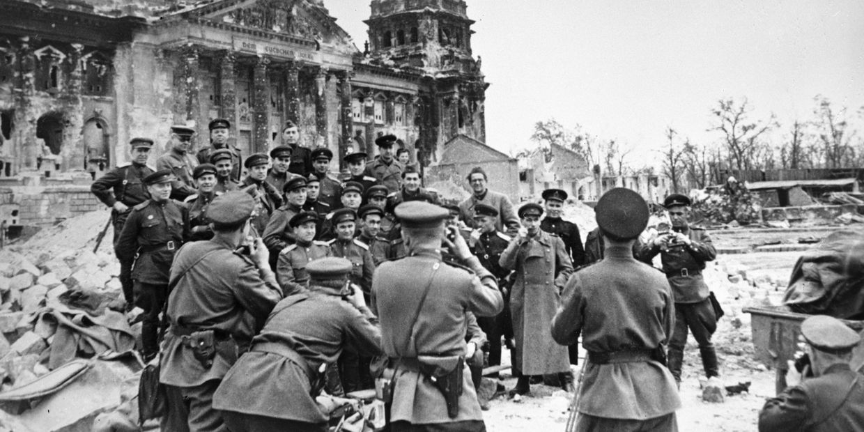 Военные корреспонденты фотографируются у стен разрушенного рейхстага