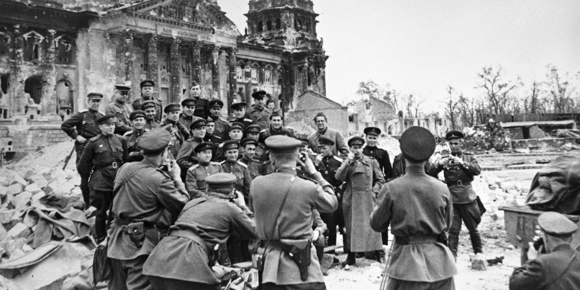 Военные корреспонденты фотографируются у стен разрушенного рейхстага - ИноСМИ, 1920, 26.08.2026