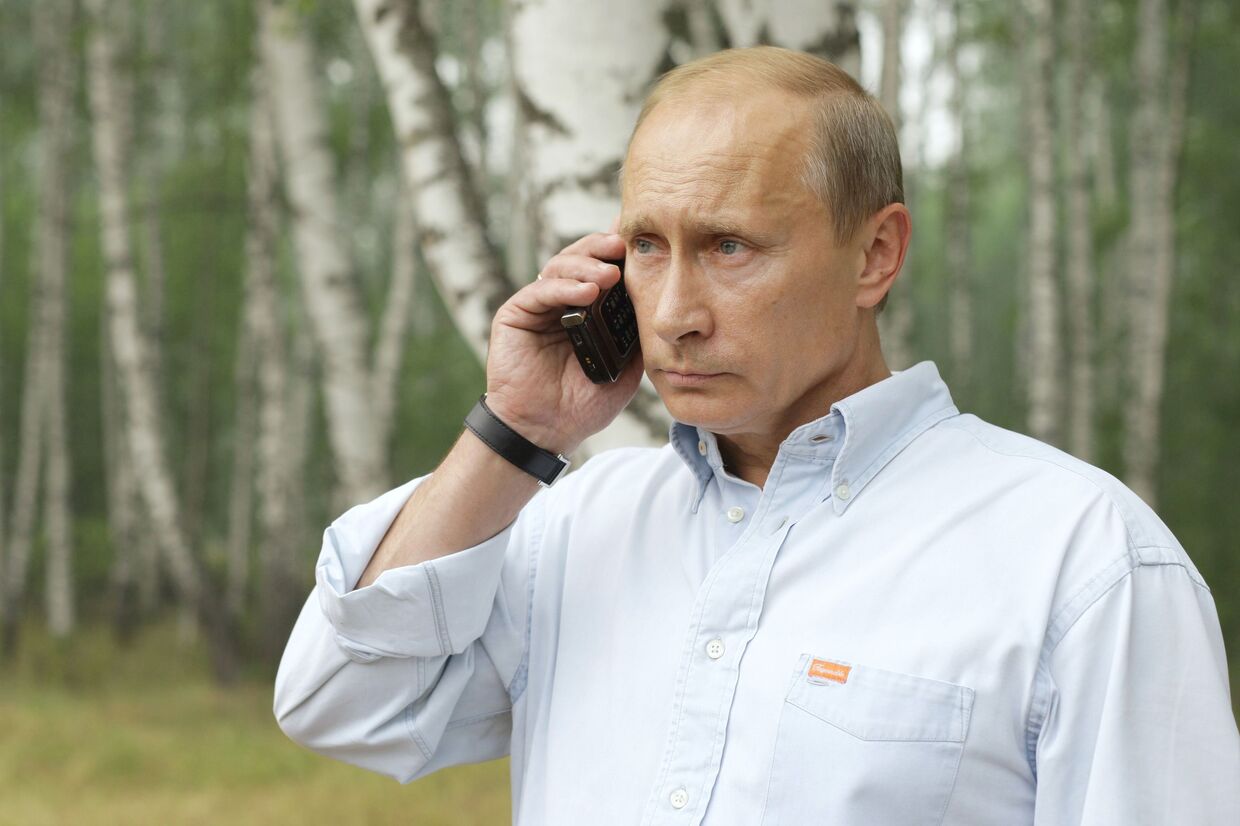 Владимир Путин во время телефонного разговора с президентом РФ Дмитрием Медведевым