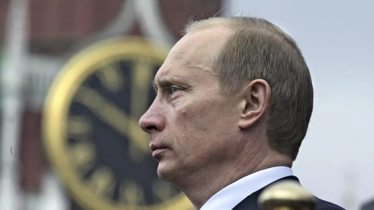 Владимир Путин смотрит парад в честь Дня Победы на Красной площади, 9 мая 2004 года