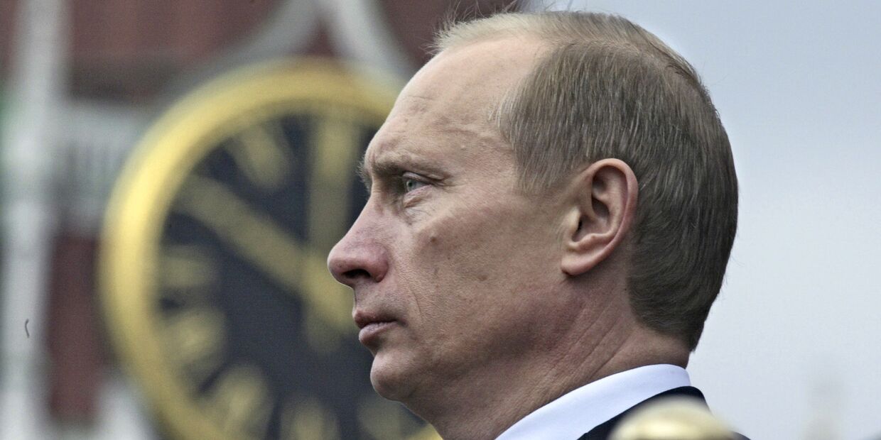 Владимир Путин смотрит парад в честь Дня Победы на Красной площади, 9 мая 2004 года