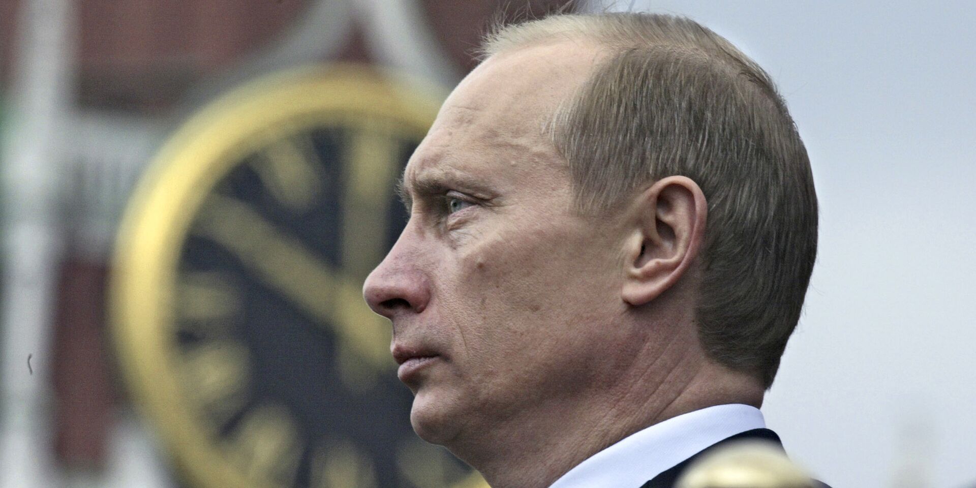 Владимир Путин смотрит парад в честь Дня Победы на Красной площади, 9 мая 2004 года - ИноСМИ, 1920, 06.05.2025