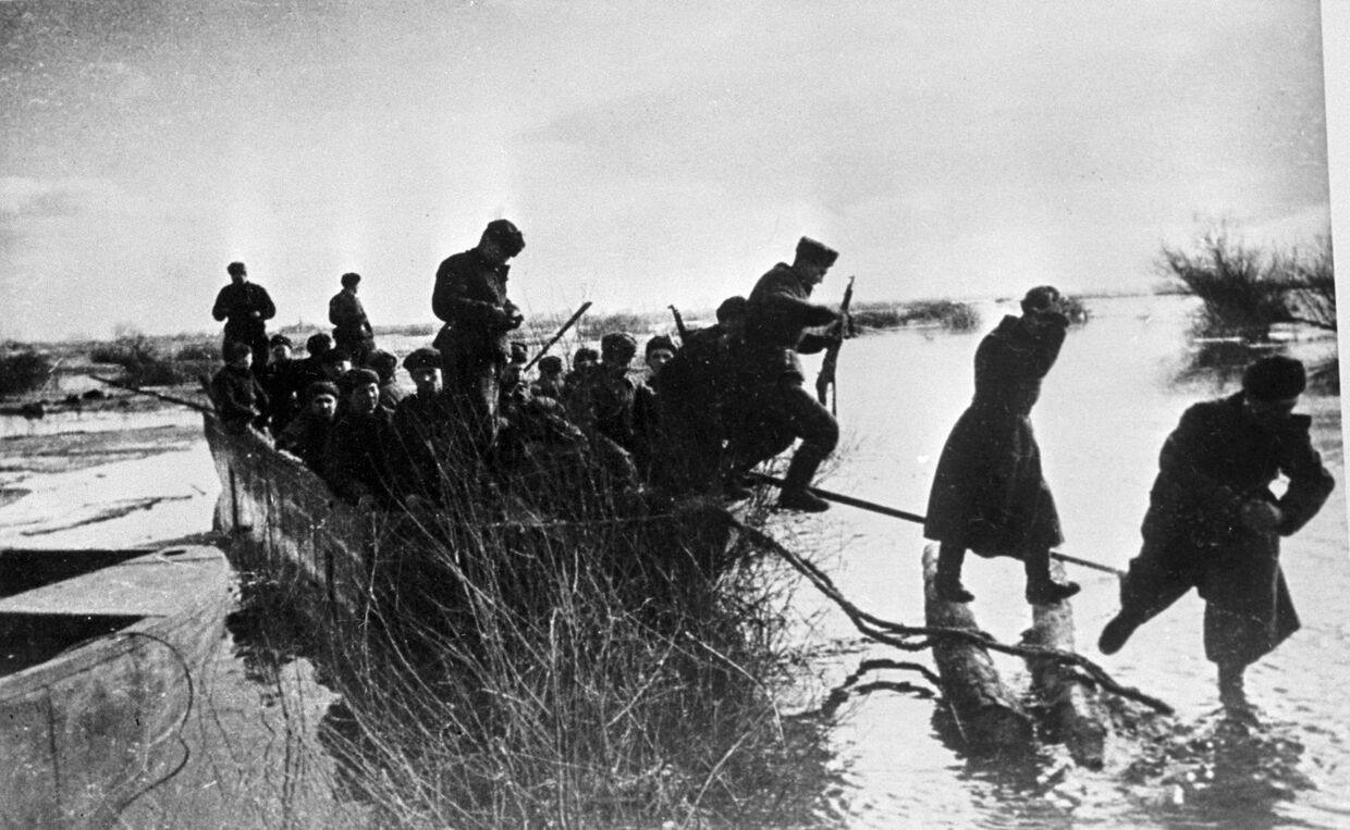 Воины 1-го Белорусского фронта переправляются через реку Одер