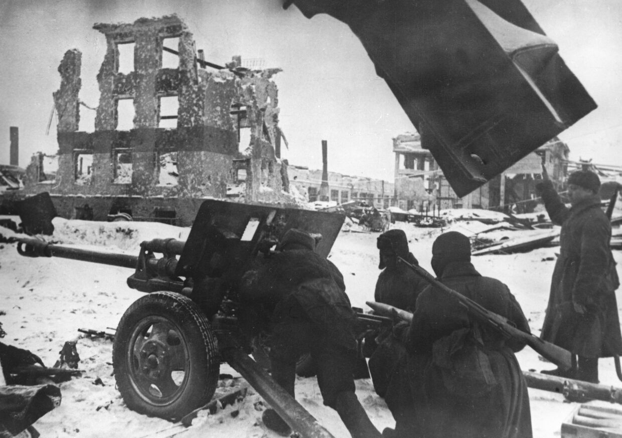 Советские артиллеристы во время одного из уличных боев в Сталинграде. Ноябрь 1942 года