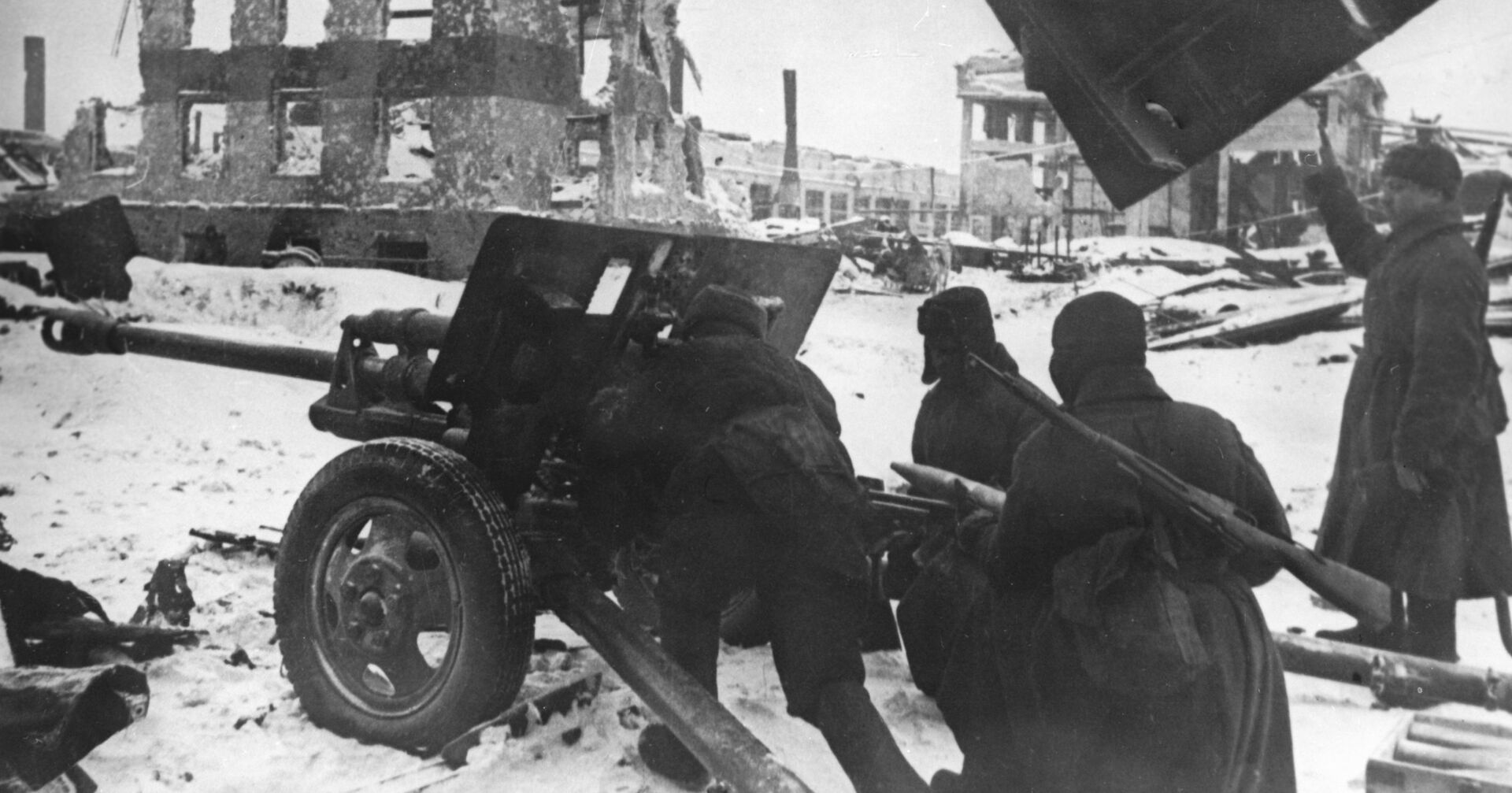 Советские артиллеристы во время одного из уличных боев в Сталинграде. Ноябрь 1942 года - ИноСМИ, 1920, 18.05.2021
