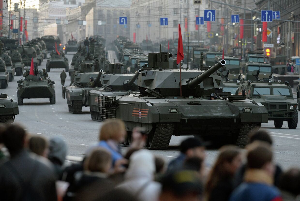 Танки Т-14 на гусеничной платформе «Армата» во время репетиции военного парада в Москве