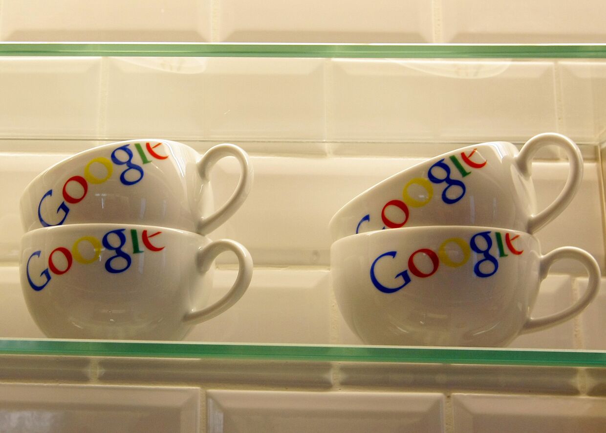 Чашки с логотипом Google в парижском офисе компании