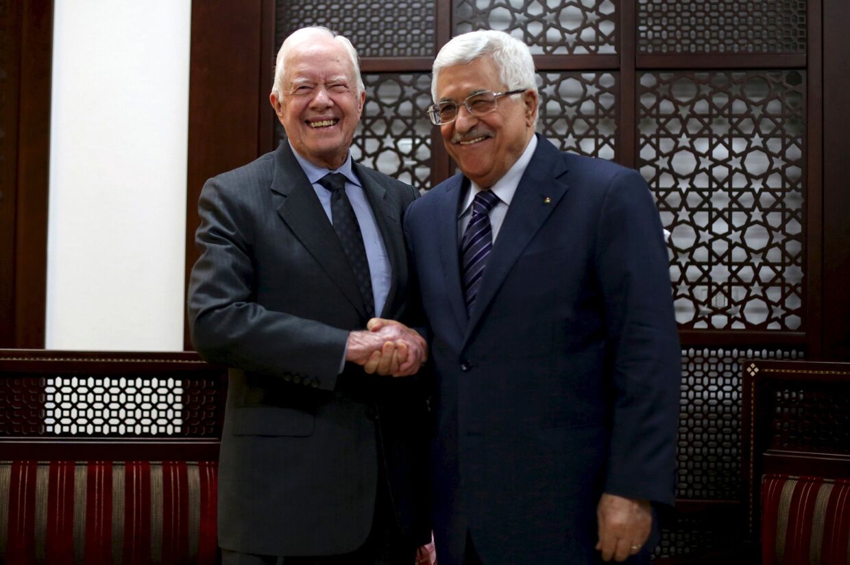 Бывший президент США Джимми Картер и президент Палестины Махмуд Аббас