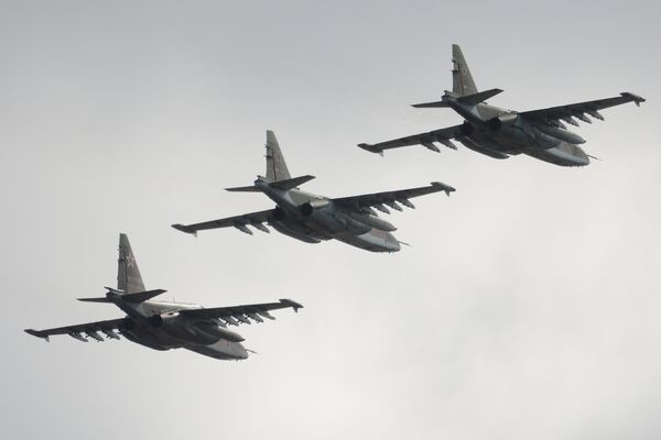 Штурмовики Су-25 во время совместной тренировки пеших и механизированных колонн к Параду Победы