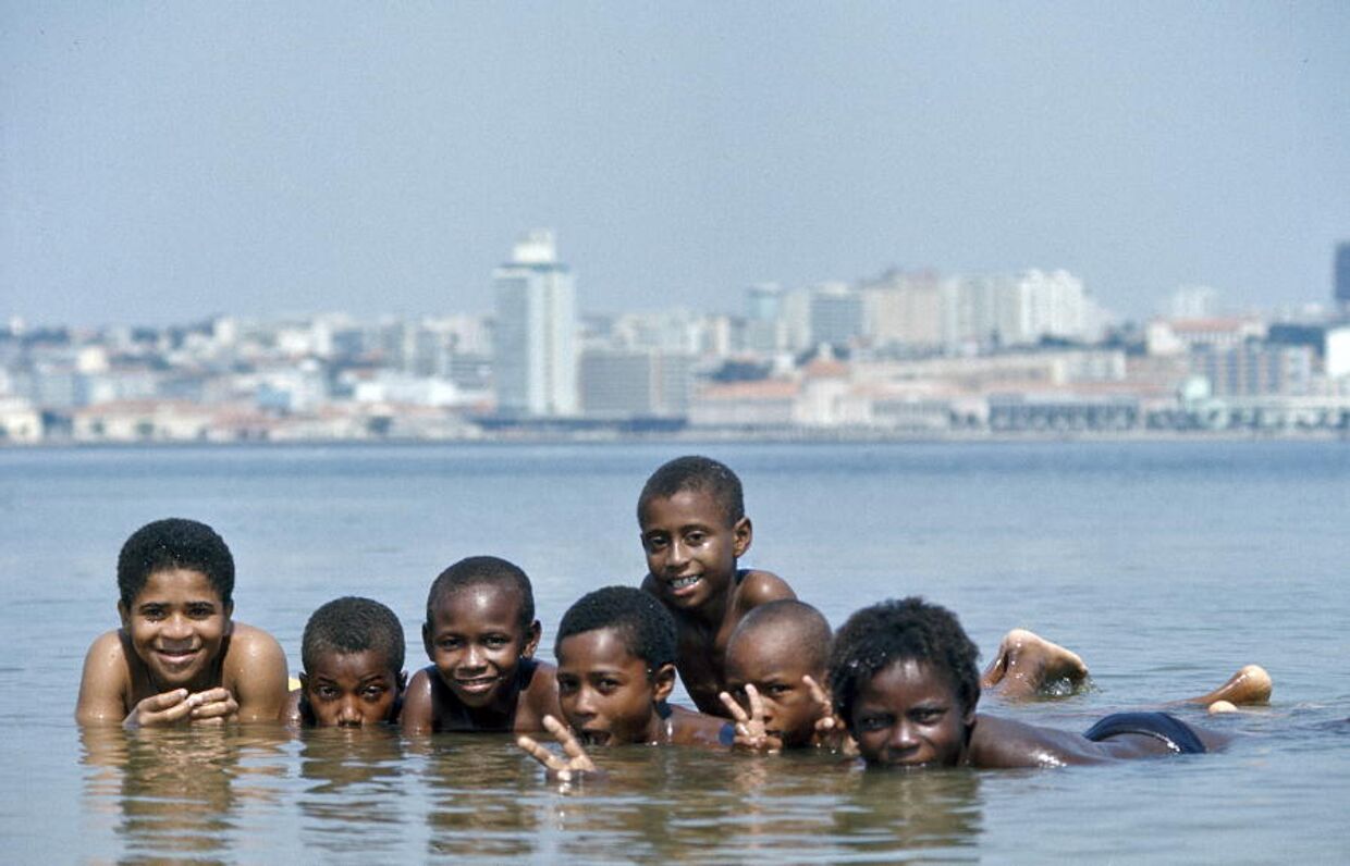 Дети на пляже в Луанде