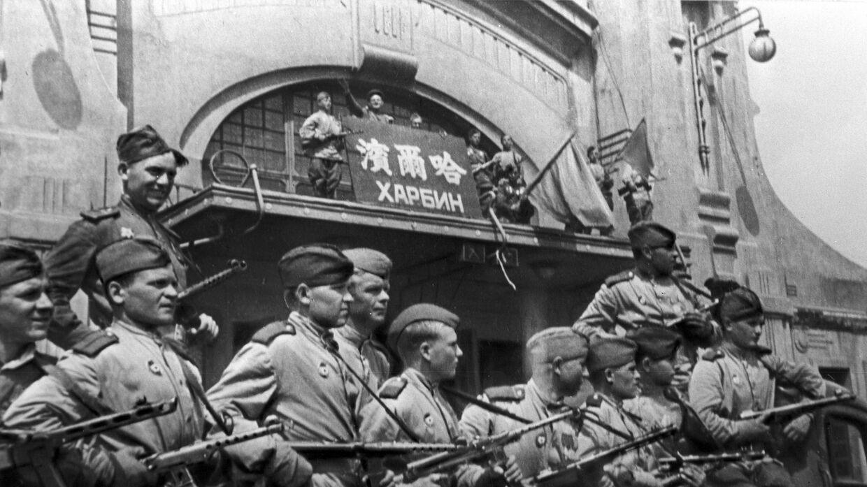Вторая мировая война 1939-1945 годов. Советские воины в освобожденном от японских захватчиков Харбине