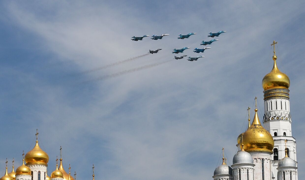 Истребители-бомбардировщики Су-34 и многоцелевые истребители Су-27 и МиГ-29 во время военного парада в ознаменование 70-летия Победы в Великой Отечественной войне 