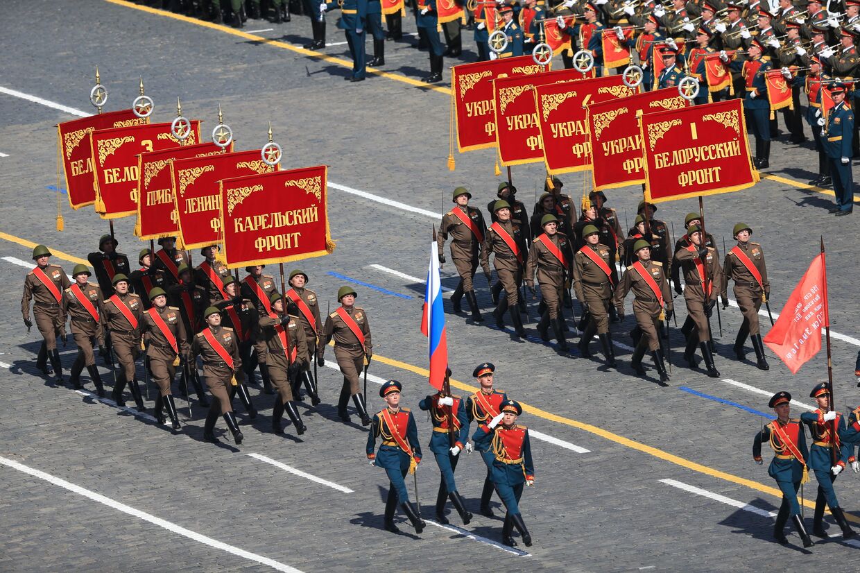 Военнослужащие знаменной группы во время военного парада в ознаменование 70-летия Победы в Великой Отечественной войне 1941-1945 годов