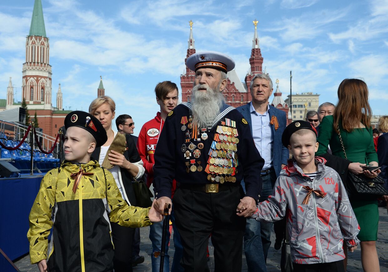 Ветеран с детьми перед началом Парада Победы на Красной площади