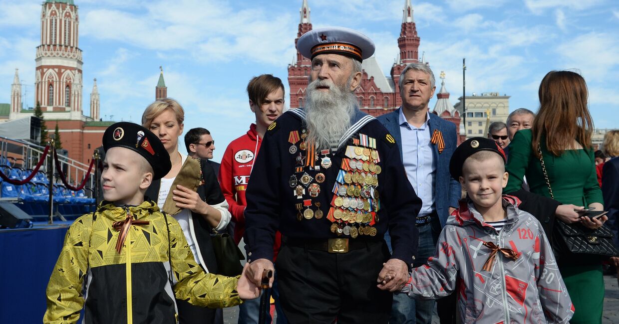 Ветеран с детьми перед началом Парада Победы на Красной площади
