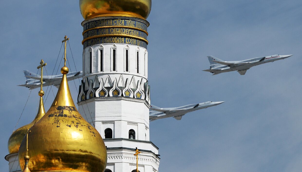 Дальние ракетоносцы-бомбардировщики Ту-22М3 во время Парада Победы в Москве