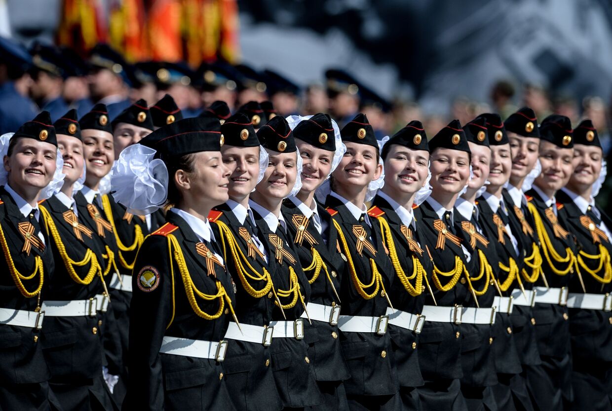 Воспитанницы кадетской школы во время Парада Победы на Красной площади