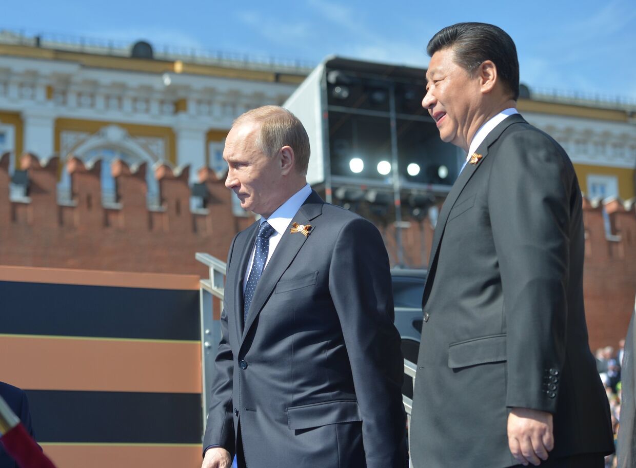 Президент России Владимир Путин и председатель Китайской Народной Республики Си Цзиньпин перед началом военного парада в ознаменование 70-й годовщины Победы в Великой Отечественной войне