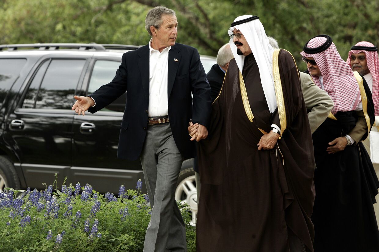 Джордж Буш ведет короля Саудовской Аравии Абдаллу по своему ранчо в Техасе
