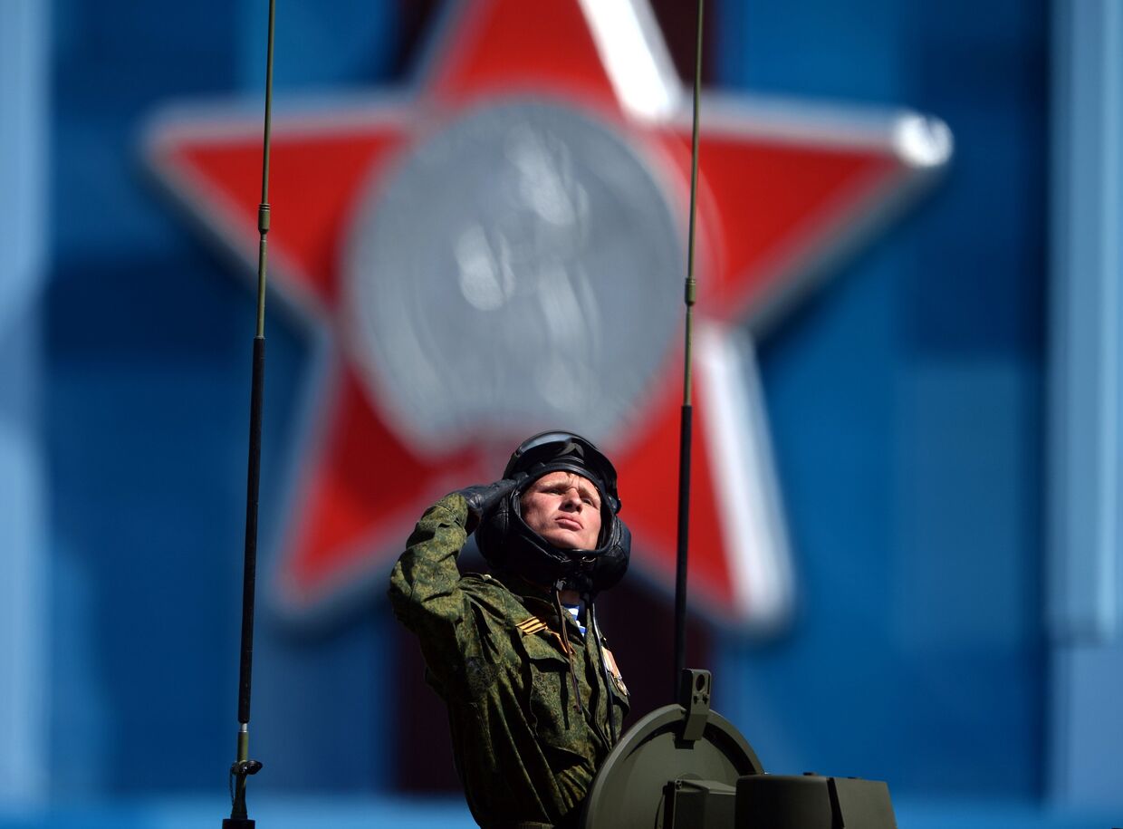 Военнослужащий на боевой машине десанта БМД-4М Садовница во время военного парада в ознаменование 70-летия Победы в Великой Отечественной войне
