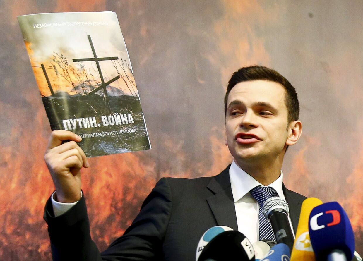 Илья Яшин с докладом Бориса Немцова «Путин. Война»