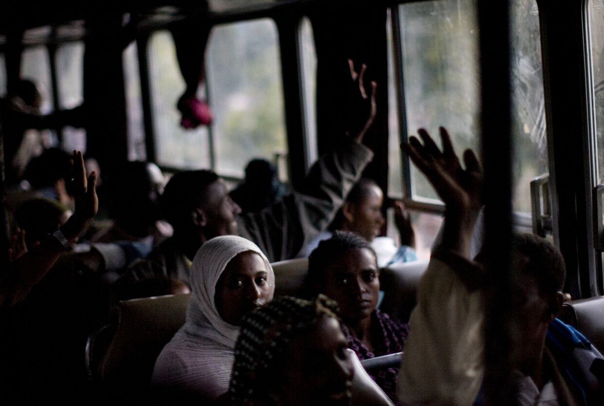 Мигранты из Эфиопии отправляются на автобусе в Израиль