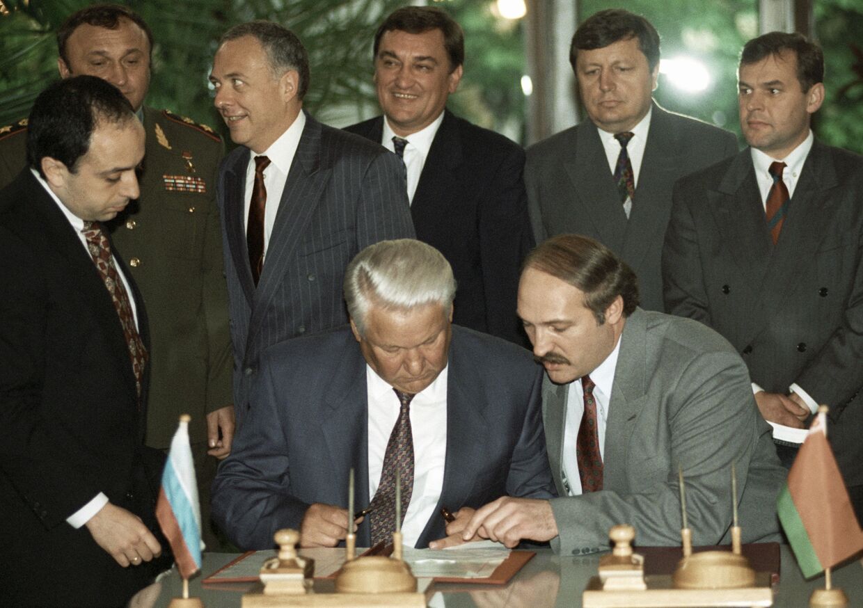 Ельцин и Лукашенко на заседании глав государств СНГ