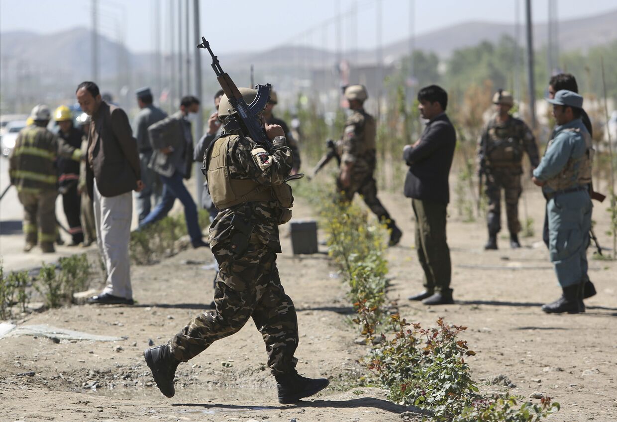 Афганские военные на месте взрыва в Кабуле