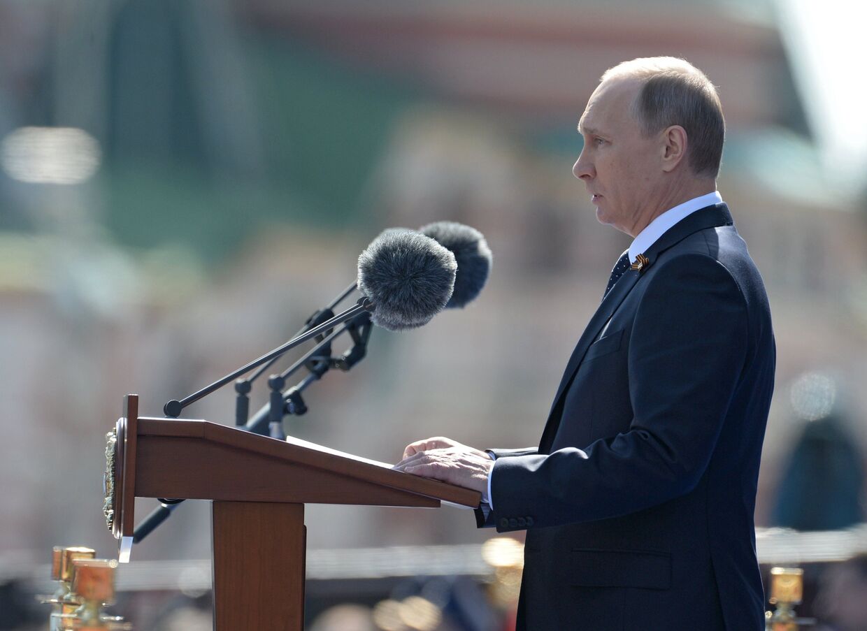 Президент Российской Федерации Владимир Путин выступает во время военного парада в ознаменование 70-летия Победы в Великой Отечественной войне