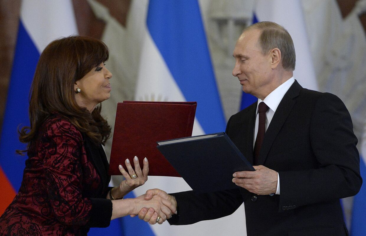 Владимир Путин и Кристина Киршнер на церемонии подписания совместных документов по итогам российско-аргентинских переговоров в Кремле