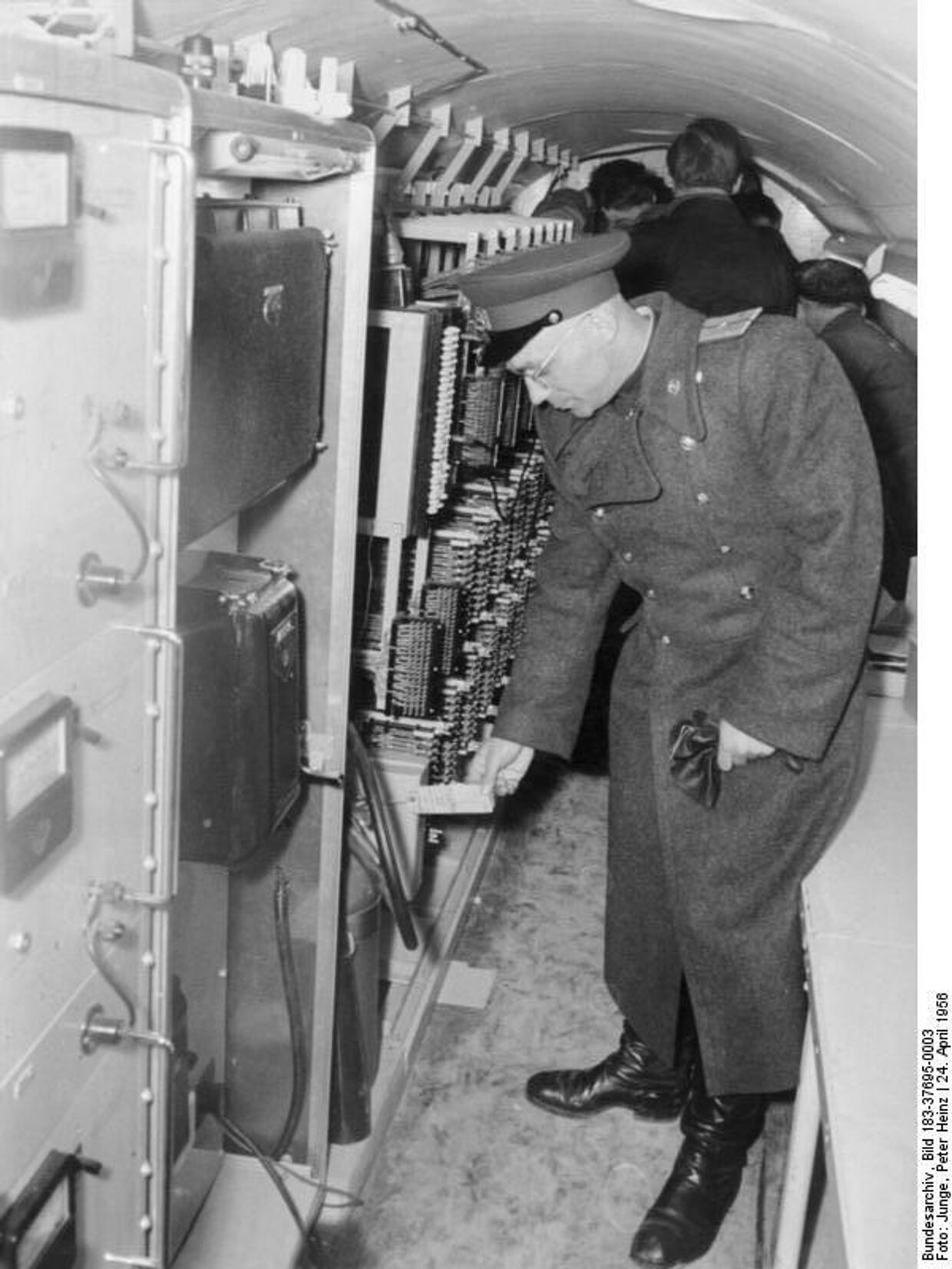 Офицер Группы советских войск в Германии указывает на английские надписи на оборудовании в обнаруженном туннеле под Берлином