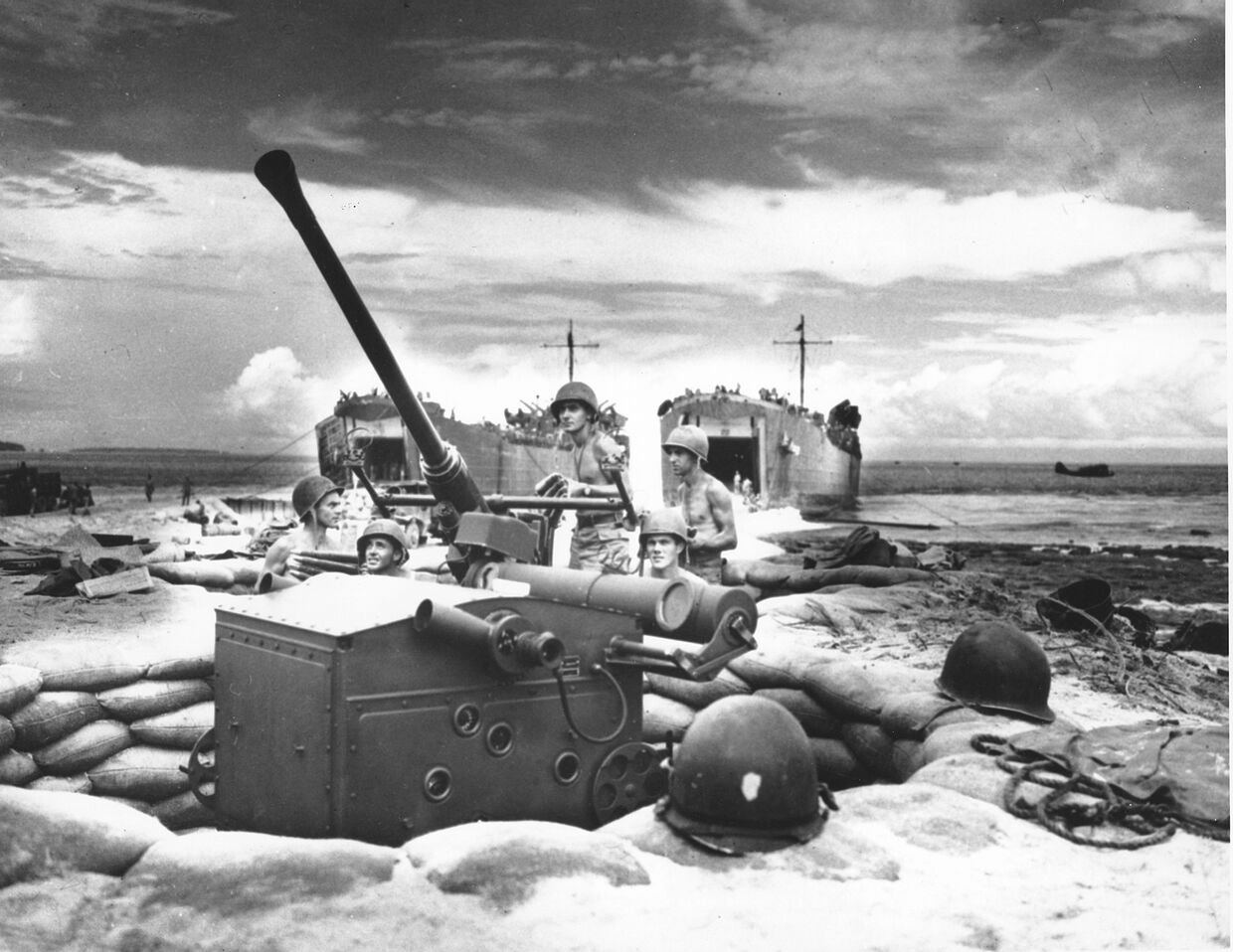 Матросы Береговой охраны США на острове Биак в 1944 году