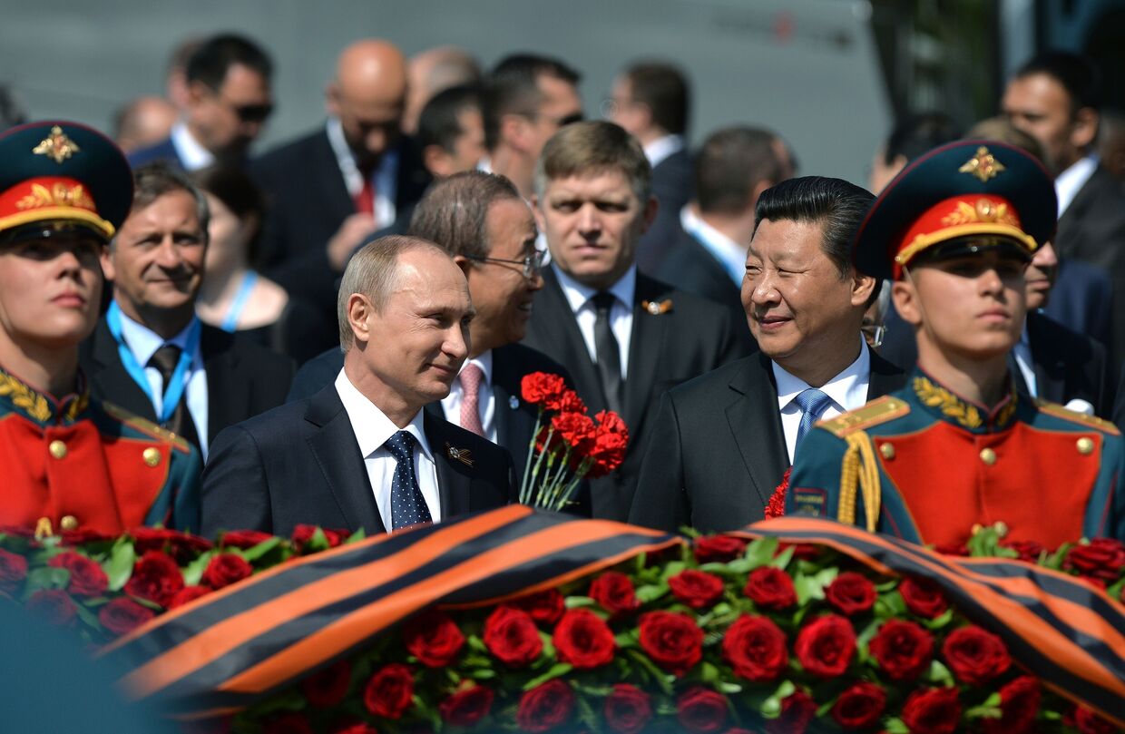 Владимир Путин и председатель КНР Си Цзиньпин на церемонии совместного возложения цветов к Могиле Неизвестного солдата в Александровском саду