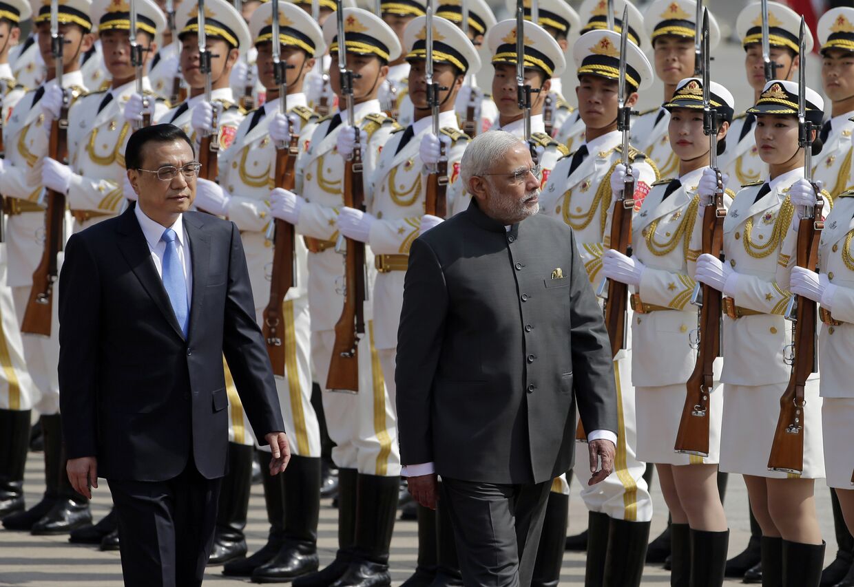 Премьер-министр КНР Ли Кэцян и премьер-министр Индии Нарендра Моди во время встречи в Пекине