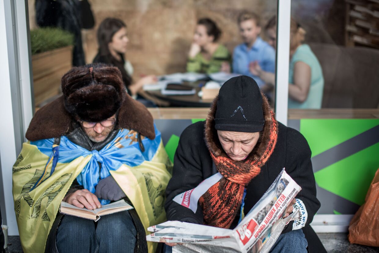 Участники акций за евроинтеграцию Украины в палаточном городке на площади Независимости в Киеве