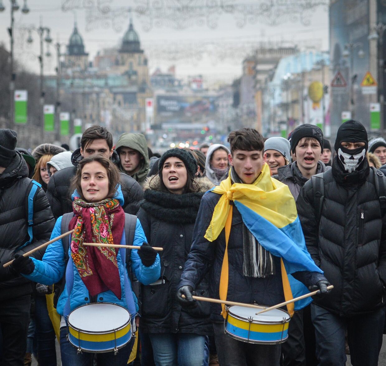 Участники акций за евроинтеграцию Украины во время шествия по Крещатику