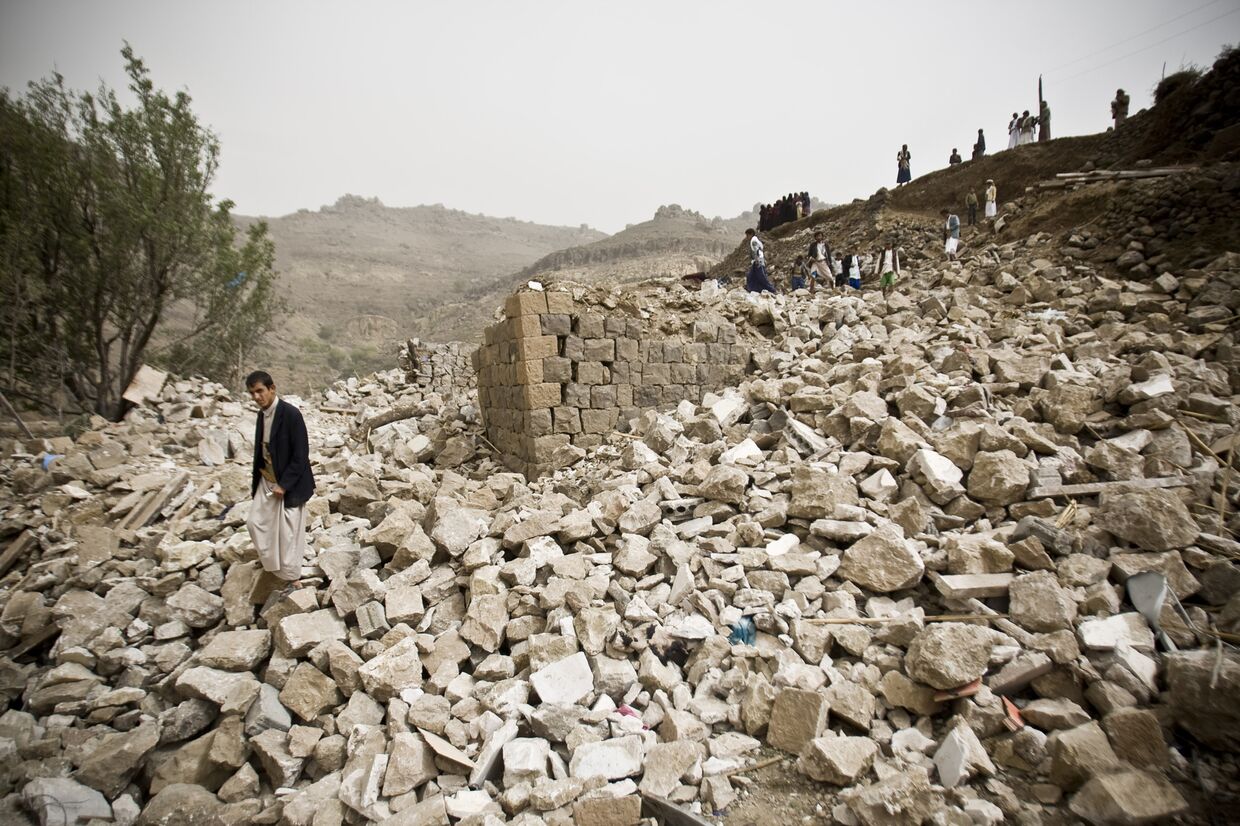 Руины зданий в Сане, разрушенных во время авиаударов коалиции во главе с Саудовской Аравией
