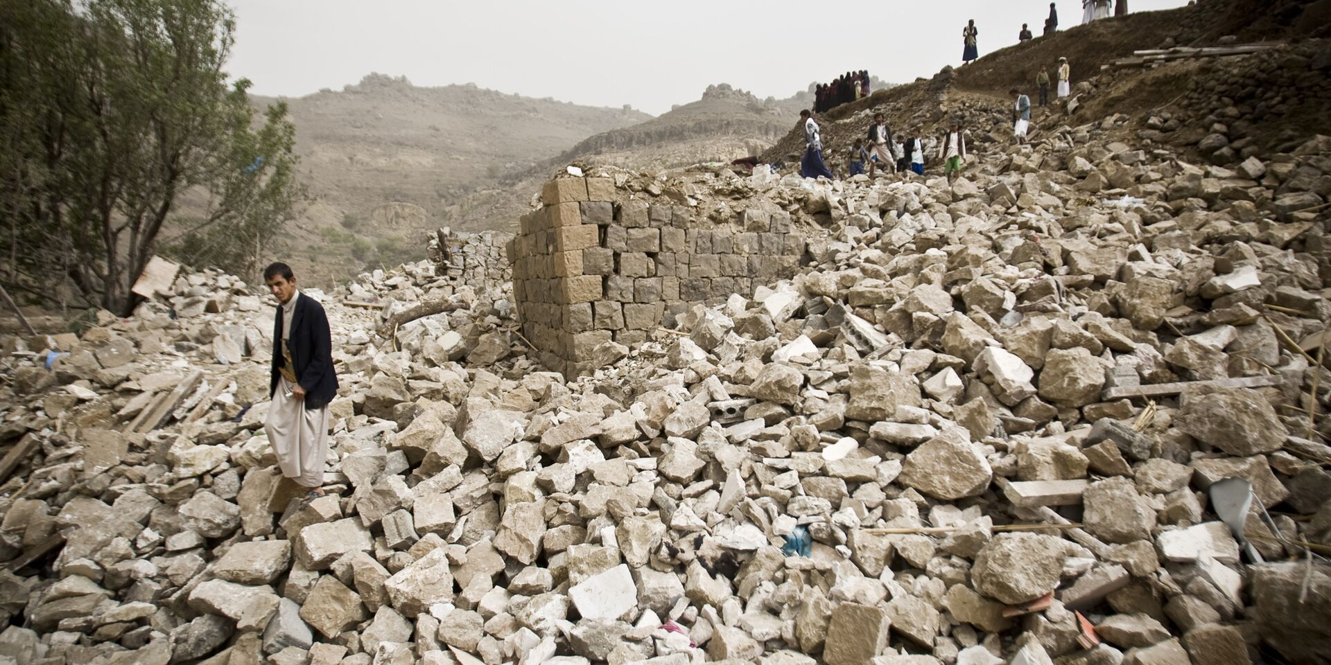 Руины зданий в Сане, разрушенных во время авиаударов коалиции во главе с Саудовской Аравией - ИноСМИ, 1920, 05.06.2022