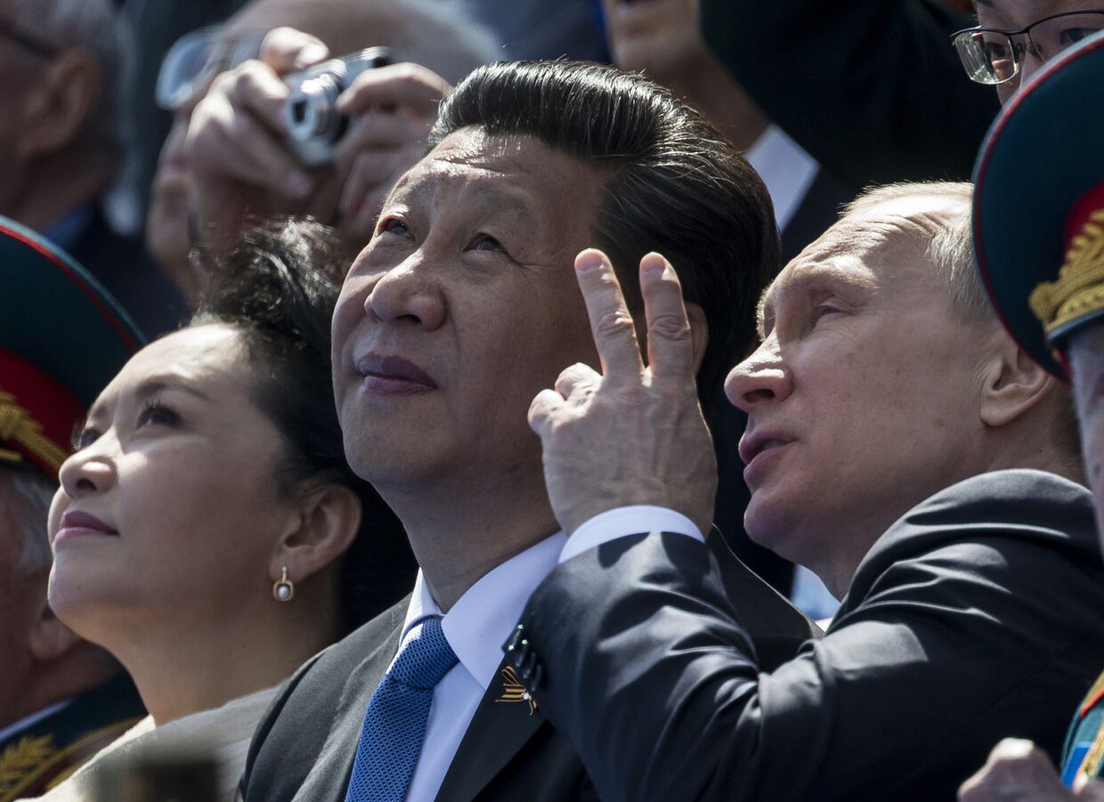 Владимир Путин и Си Цзиньпин смотрят парад Победы на Красной площади