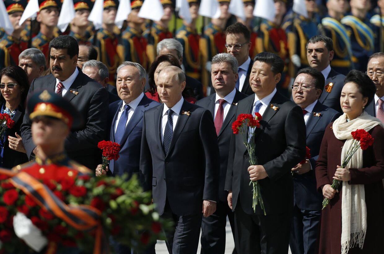 Владимир Путин, Си Цзиньпин, Николас Мадуро, Нурсултан Назарбаев на церемонии возложения венка к могиле Неизвестного солдата